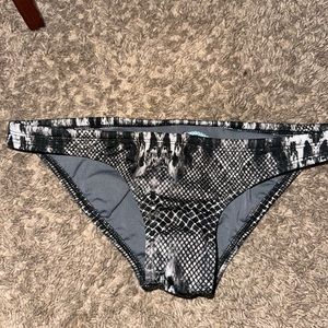 Black and white jolyn bikini bottom.